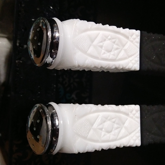 Milk Glass Salt and Pepper Shakers Atomic Pattern - Picture 10 of 11